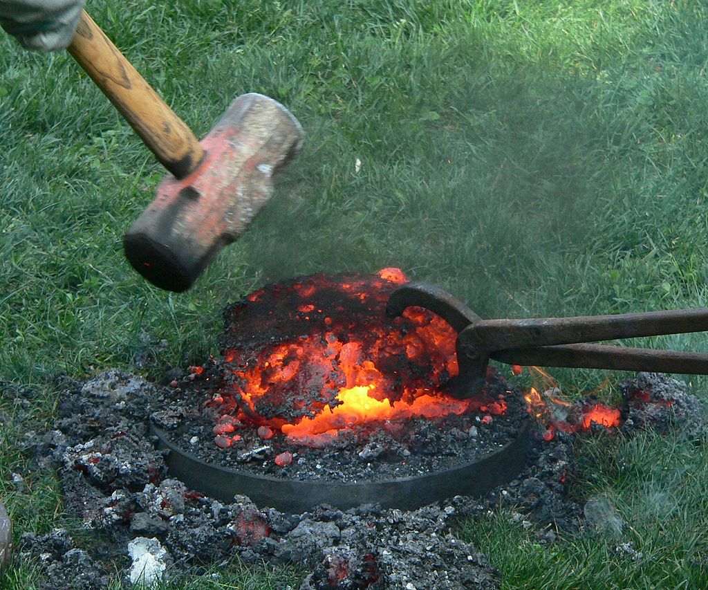 Горячая железная крица, только что извлечённая из сыродутного горна
