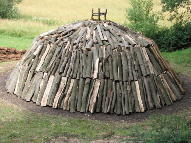 Поленница, сложенная для углежжения