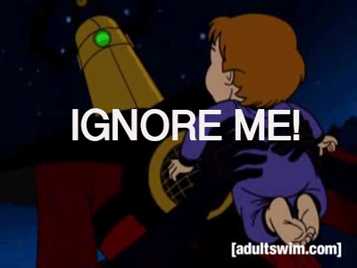 Ребёнок и гигантский робот с надписью «Ignore Me!»