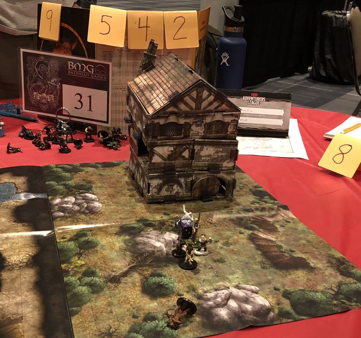 Игровой стол с объёмным бумажным домом и миниатюрами